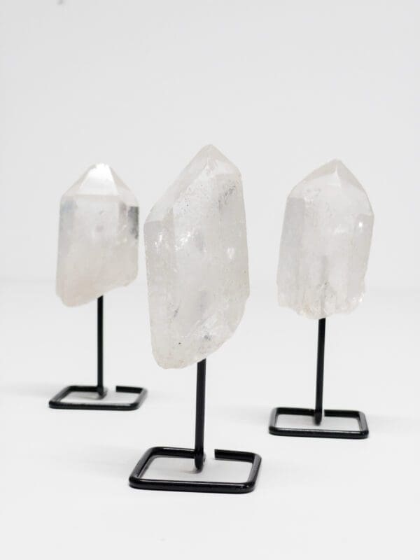 прозрачный кристалл кварца на булавках