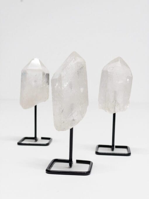 kristall tal-kwarz ċar fuq labar