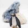 хрустальный пингвин, вырезающий оникс