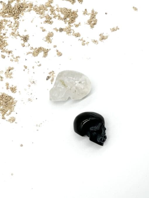 Krištolo kaukolės kvarcas ir obsidianas