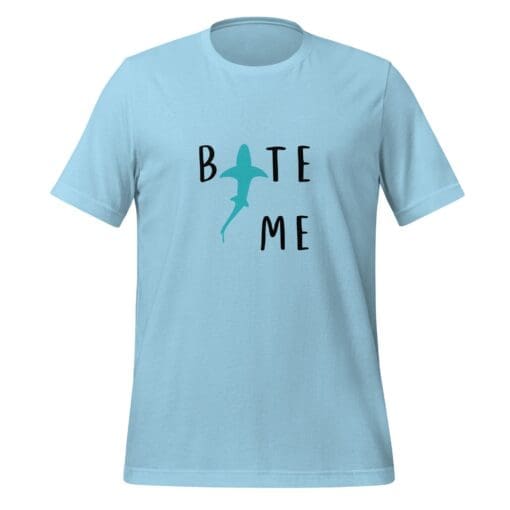 Camiseta unissex com estampa humorística de tubarão "Bite Me" - Azul oceano